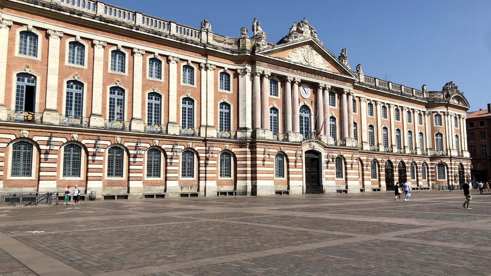 Capitole — accès camion déménagement, façades typiques, parking