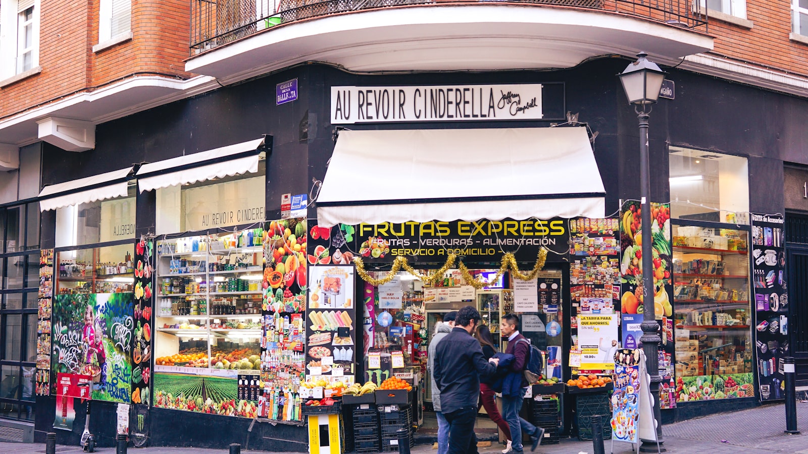 Carmes — accès camion déménagement, façades typiques, parking