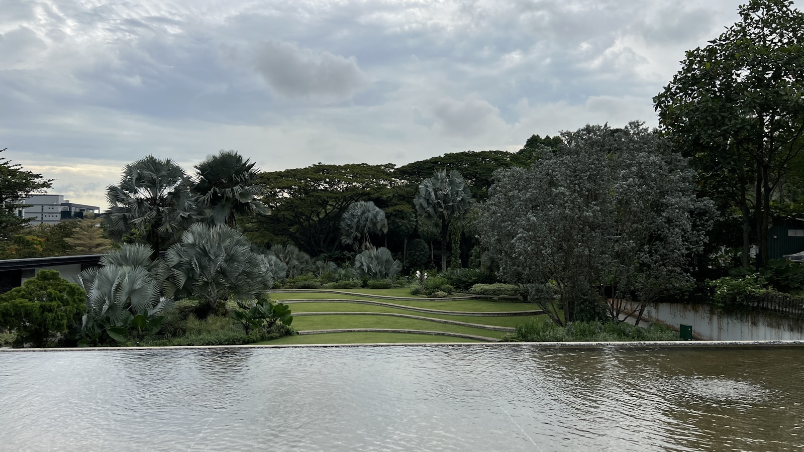 Compans — accès camion déménagement, façades typiques, parking